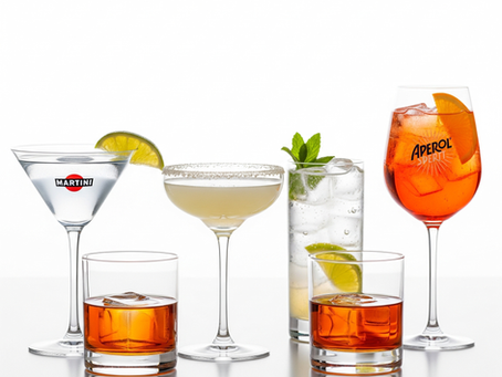Eine Auswahl verschiedener Whisky-Cocktailgläser, darunter Rocks- und Stielgläser, gefüllt mit unterschiedlichen Whisky-Cocktails und Garnierungen.