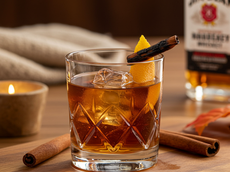 Ein erfrischender Jim Rickey Cocktail mit Jim Beam Rye Whiskey, Limette und Sodawasser, garniert mit einer Limettenscheibe.