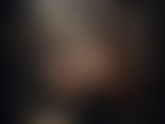 Eine große, bauchige Pot Still (Kupferbrennblase) in einer traditionellen irischen oder schottischen Whisky-Destillerie.