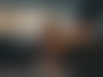 Whiskyflasche mit starkem Rauch und Torffeuern im Hintergrund, illustrierend die verschiedenen Torfprofile von leicht bis intensiv rauchig.