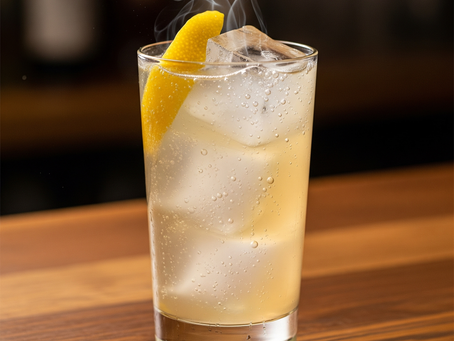 Ein Smoky Highball Cocktail in einem hohen Glas mit Eis und Zitronenzeste, auf einer Holztheke in einer Bar.