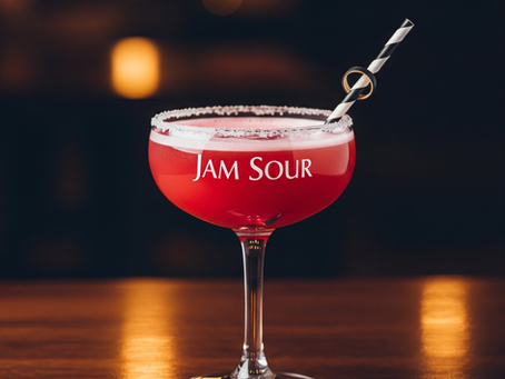 Jam Sour Cocktail in einem Vintage-Coupe-Glas mit Zuckerrand, einem schwarz-weiß gestreiften Strohhalm