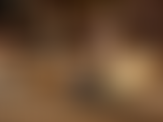 Ein stilvolles Whisky-Tasting-Szenario: Ein Glas Pot Still Whisky steht neben gereiftem Käse, Schokolade und Nüssen auf einer Schieferplatte. Ein Holzschild mit der Aufschrift „Food-Pairing“ weist auf das Thema hin. Im Hintergrund sorgen eine Kerze und ein Ledersessel für eine warme, gemütliche Atmosphäre im authentischen KisstheWhisky-Stil.