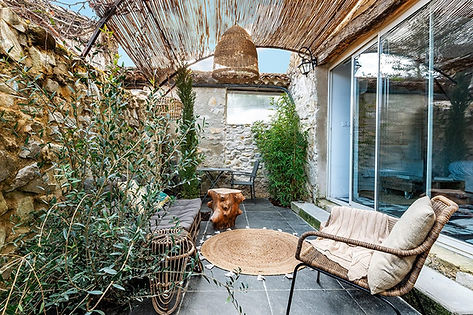 Cour privative du gîte Garçonnière en Drôme provençale