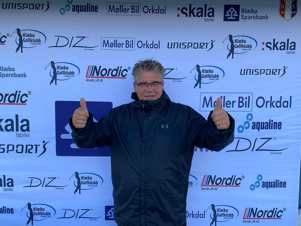 Johnny Olsvik ville også la seg avbilde etter turneringen.