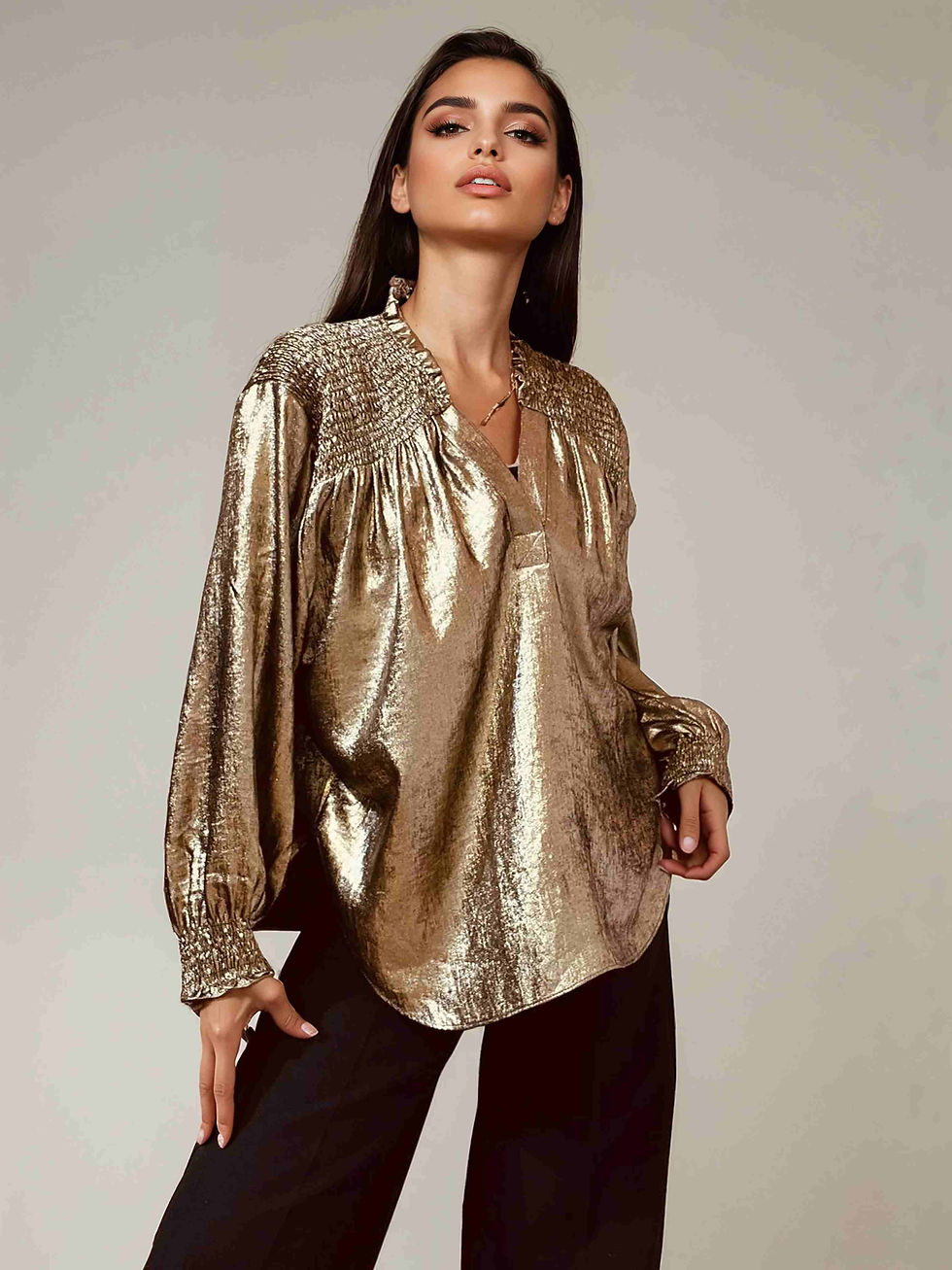 Thumbnail: Mannequin portant une blouse métallisée à smocks et manches bouffantes, 4ème pose