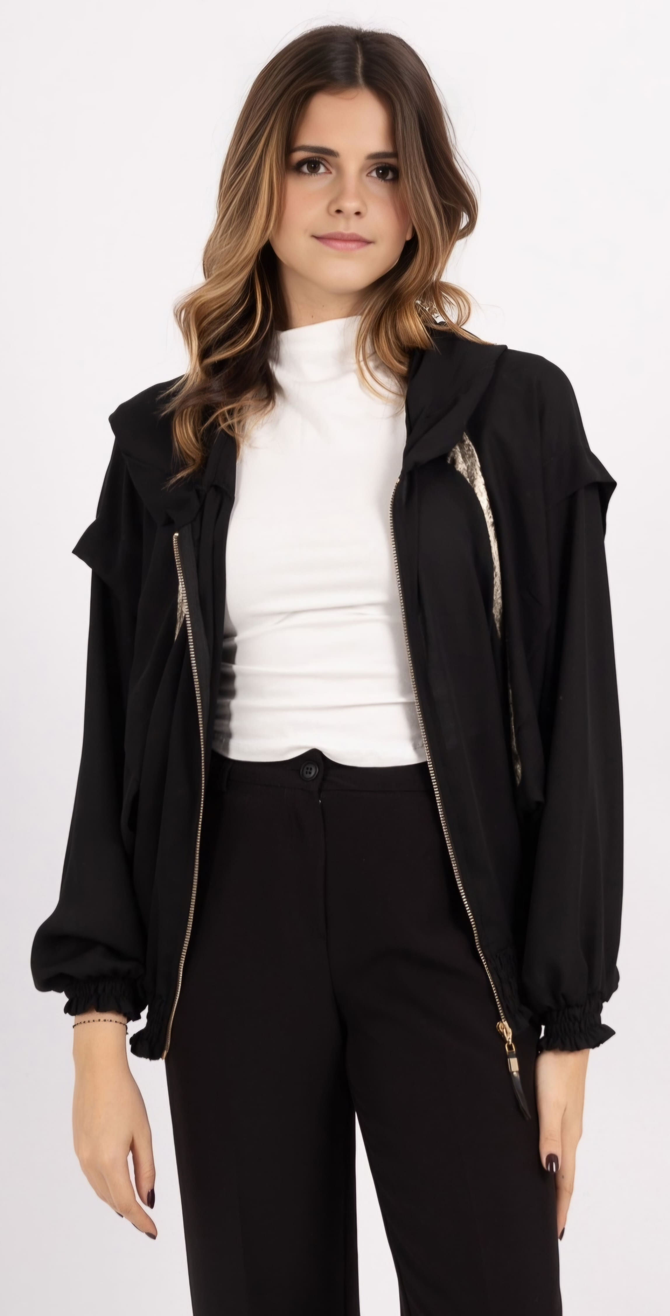 Mannequin portant une veste zippée à capuche, vue de face