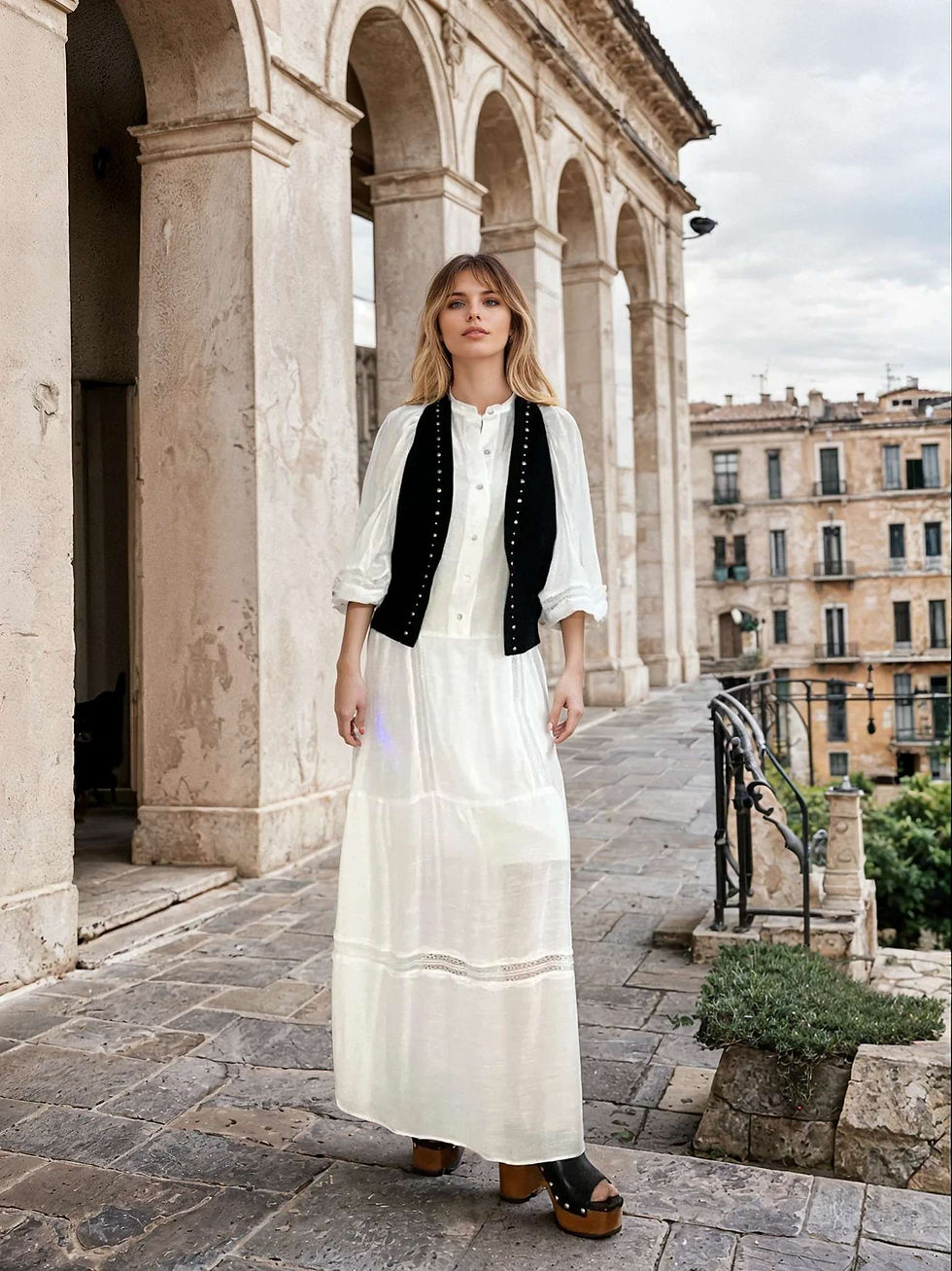 Mannequin portant une robe longue bohème chic avec gilet noir clouté, 1ère pose