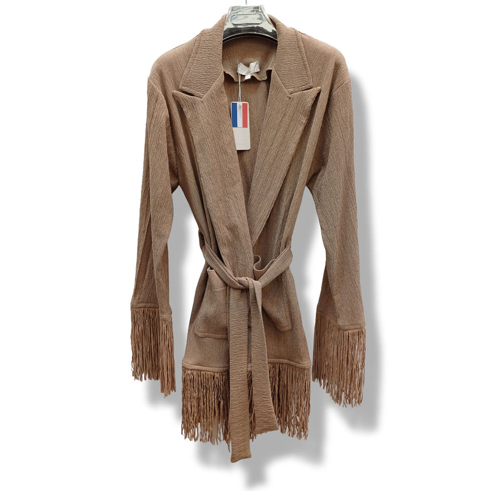 Thumbnail: Une veste à franges avec ceinture à nouer, exposée sur ceintre