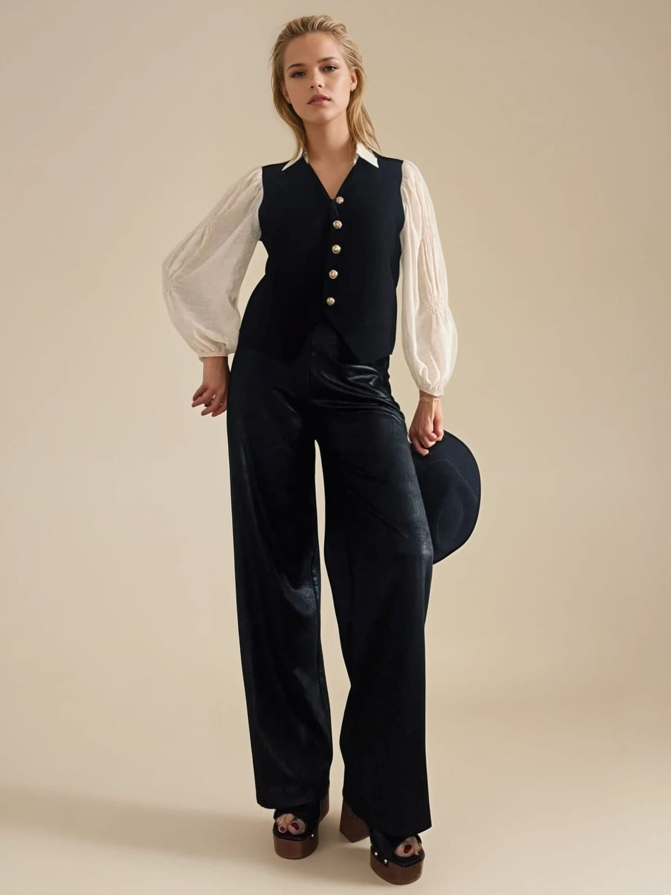 Mannequin portant un chemisier bicolore esprit gilet, 1ère pose