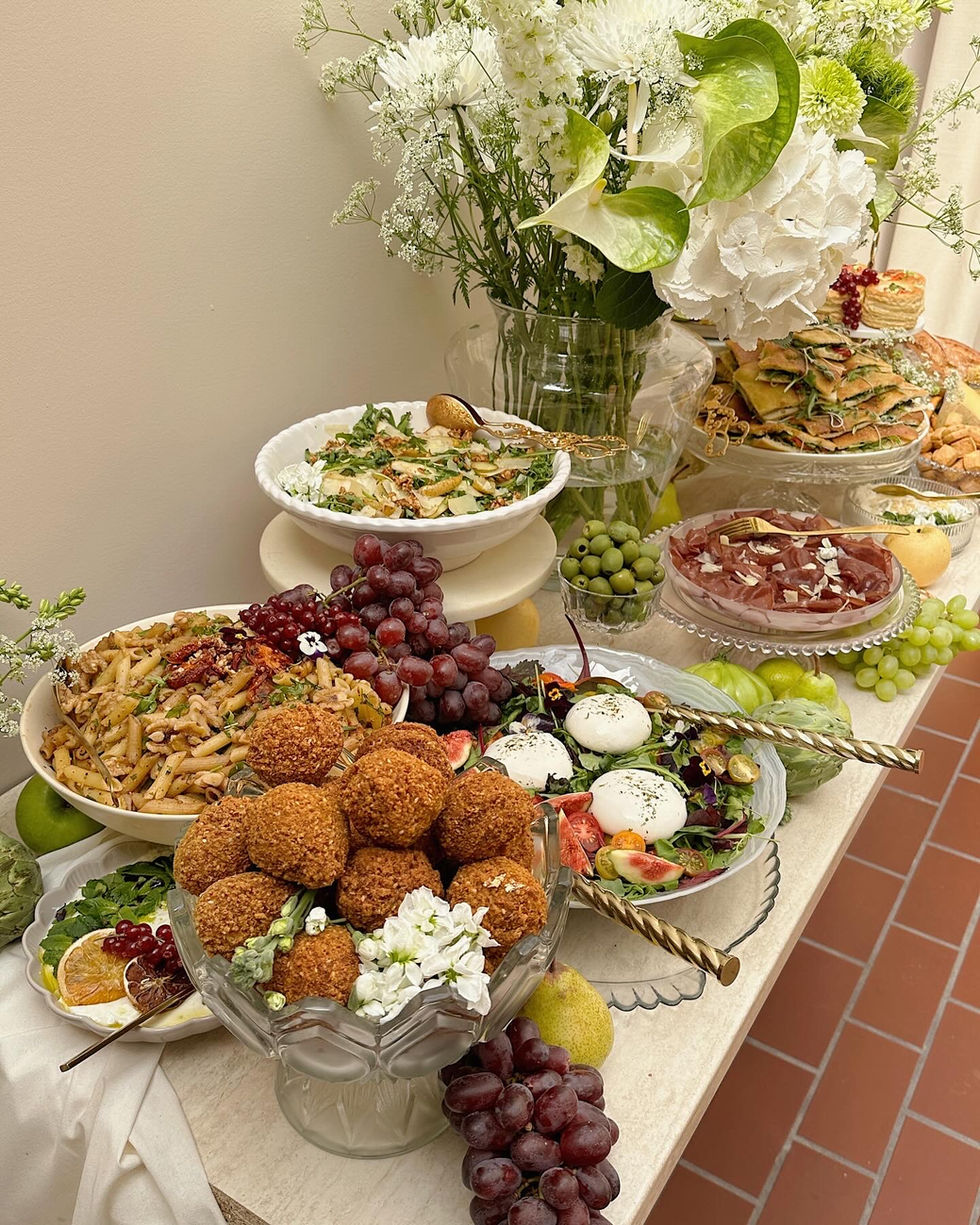 Buffetstyling Amalfi Style mit Käseauswahl, Trauben & Zitronen – Sheker Catering Köln NRW zitronen trend grün natur positano