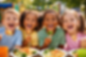 Lachen und essen im Freien.png