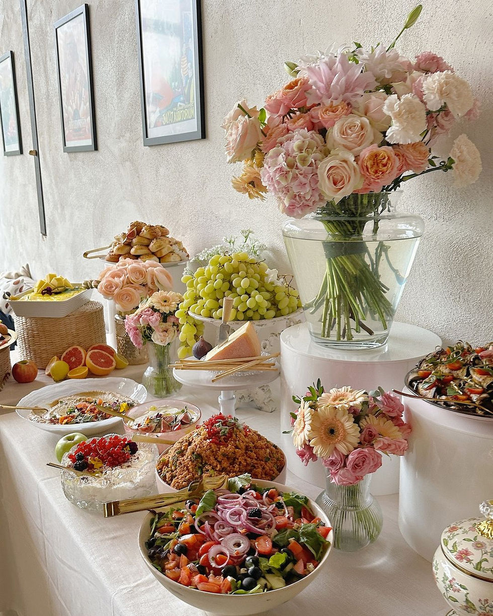 Frühlingshaftes Buffet mit Blütendeko, Tartes & Erdbeer-Tiramisu – Sheker Catering Köln NRW trend instagrammable influencer