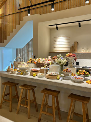 Sheker Catering Buffetstyling Ästhetik kunstwerk Modern-Oriental Buffetdekoration in Creme & Gold mit orientalischen Elementen – Catering Köln NRW Düsseldorf boho 