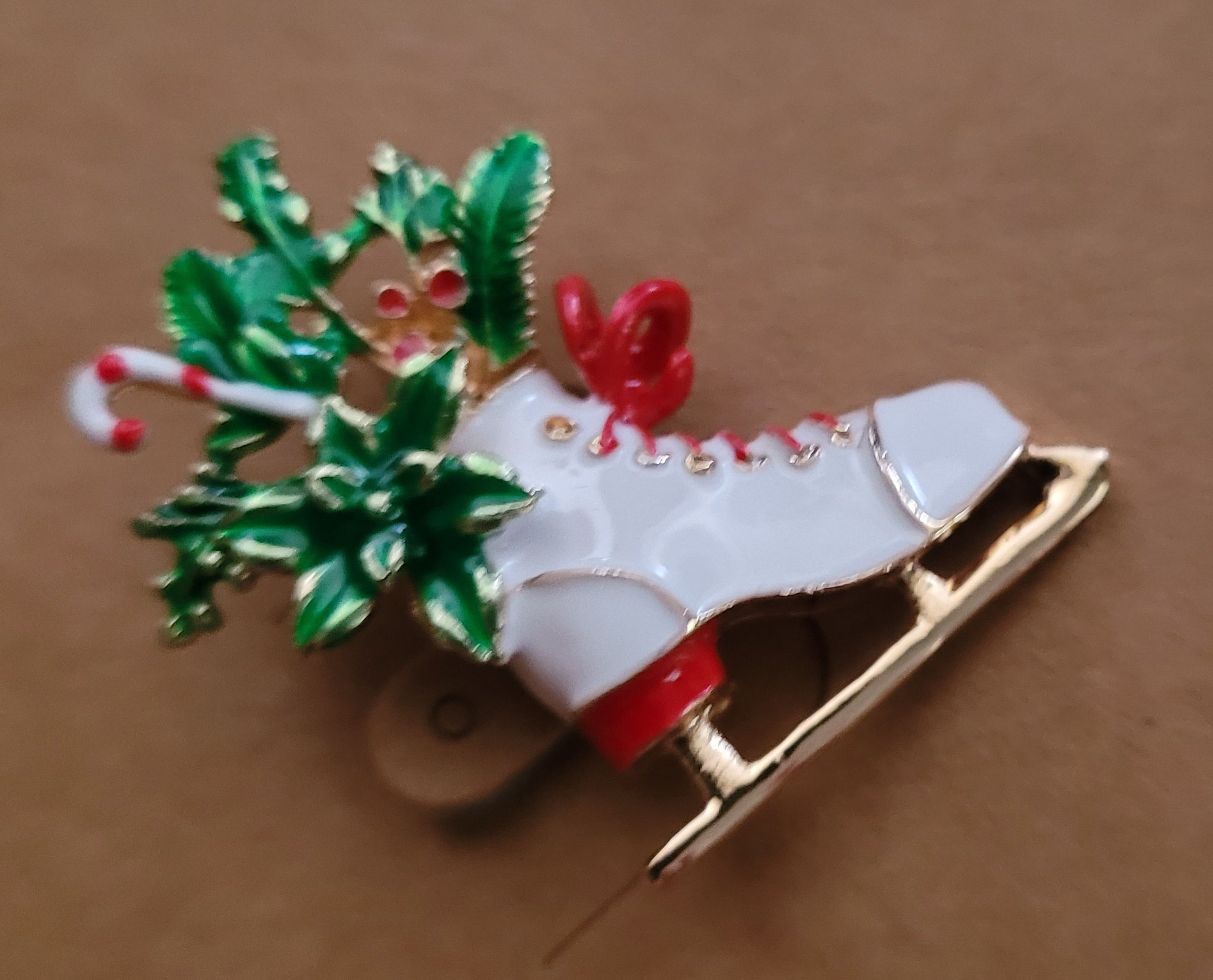 BROOCH - CHRISTMAS SKATES