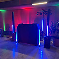 Setaufbau für eine schöne Party, Ambiente Licht, Säulenlautsprecher und DJ Kanzel