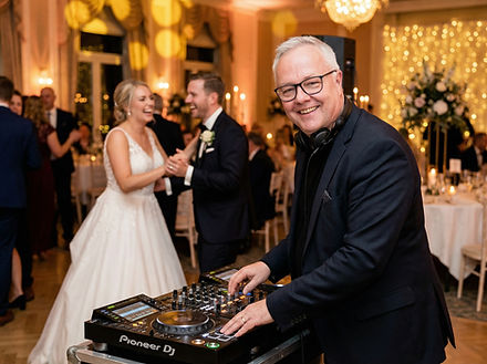 DJ Larsen aus Berlin Hamburg bei einem Hochzeits-DJ-Auftritt.