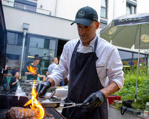 Chef Marcelo Alves grillt brasilianisches Fleisch in Catering Event
