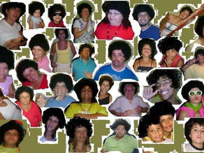 Várias pessoas em um painel de fotos