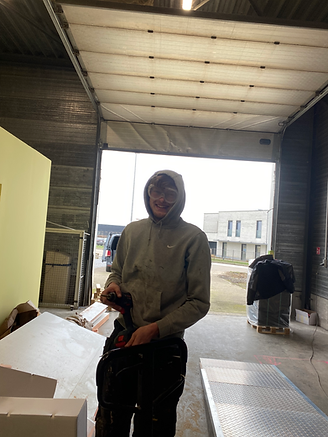 Een foto met een werknemer van bouwbedrijf anomalie die aan het werk is in de scheepsvloeren.