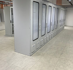 Constructievloer in een hoogspanningsruimte, ontworpen voor veilige kabelgeleiding en betrouwbare ondersteuning van zware elektrische apparatuur.