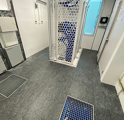 Constructievloer in een serverruimte, ontworpen voor efficiënt kabelbeheer en koeling, met stevige ondersteuning voor servers en IT-apparatuur.