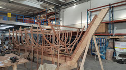 Dettaglio corpo gozzo in legno in lavorazione