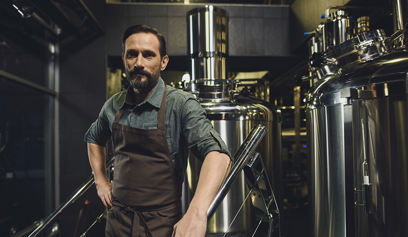 male-brewery-worker-in-apron-694114124_3