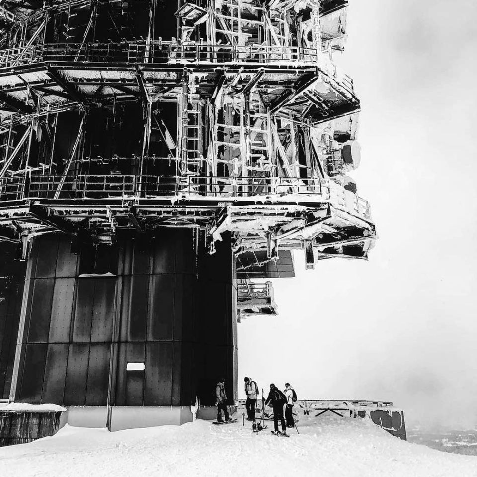 Chasseral Turm, Winterlandschaft, Schnee, Wolken, neige, nuages, tour du Chasseralo, tourist, ski, splitboard, rondoné.