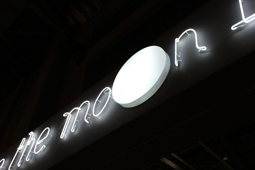 Jacques et Brigitte sind in dem preisgekrönten Projekt – realisiert von COORDINATION ASIA – für die großflächige Illustration mit über 35m Gesamtlänge und für das zweisprachige Konzept der Ausstellungstypografie zuständig, sowie der Leuchtschrift:
Don't tell me the moon is shining;
show me the glint of light on broken glass.