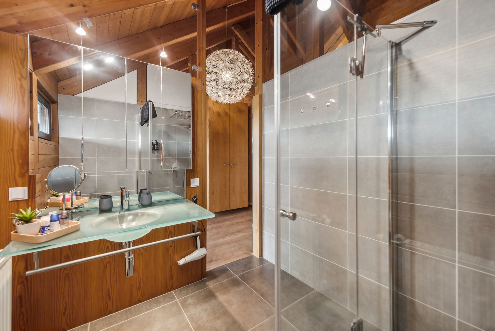 Modernes Badezimmer mit Dusche und hochwertigen Armaturen in einer Ferienwohnung im Saarland