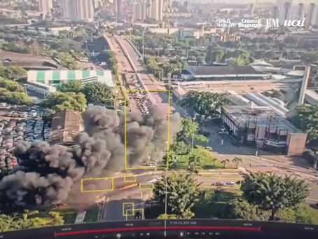 Imagens chocantes: avião cai em avenida movimentada de São Paulo.
