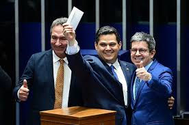 Davi Alcolumbre é eleito presidente do Senado.