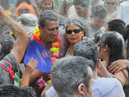 Ex-prefeito Simão Peixoto marca presença no Bloco da Maisena em Borba.
