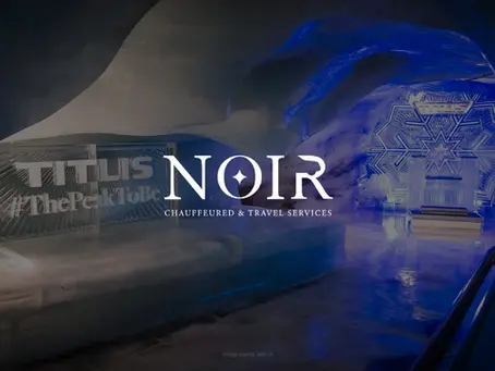 Lorong es berwarna biru berkilau dengan kursi dan pahatan tulisan Titlis di kejauhan menciptakan suasana magis khas titlis glacier cave di puncak pegunungan Swiss.