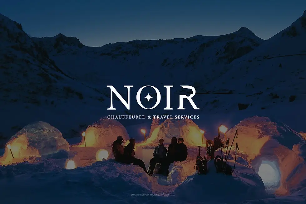 Sekelompok orang duduk melingkar di depan iglo yang menyala hangat di malam bersalju.