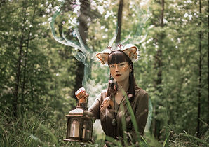 Frau im Reh Outfit im Wald
