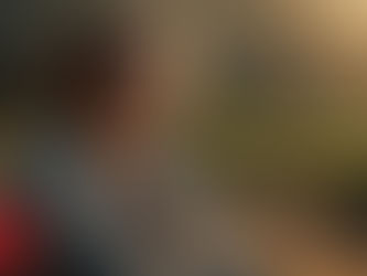 Personne en prière face au soleil, symbole de paix intérieure et de confiance en Dieu pendant l’été.