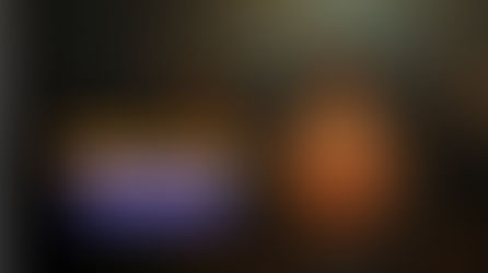 Un homme tient son cœur dans ses mains, dans l’ombre d’un monde troublé, symbolisant la paix intérieure au milieu du chaos.