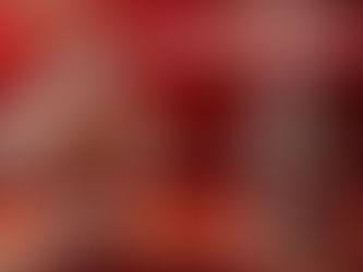 Illustration symbolique représentant deux récipients similaires sur une table de fête : une soupière diffusant un parfum agréable et un récipient à déchets dégageant une odeur désagréable, image spirituelle du cœur humain qui répand soit la paix et l’amour de Dieu, soit la division et le malaise selon ce qu’il contient.