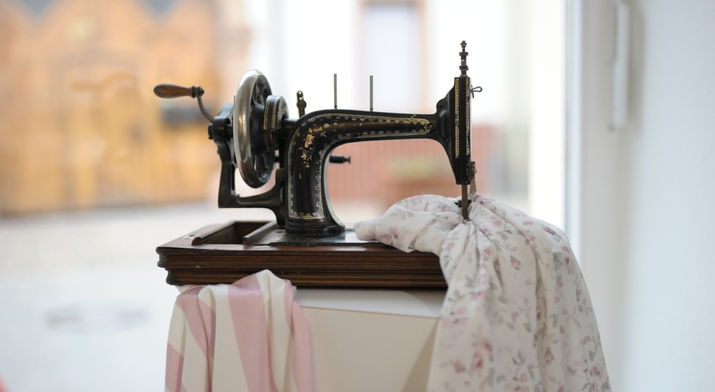 antike Nähmaschine mit Handbedienung