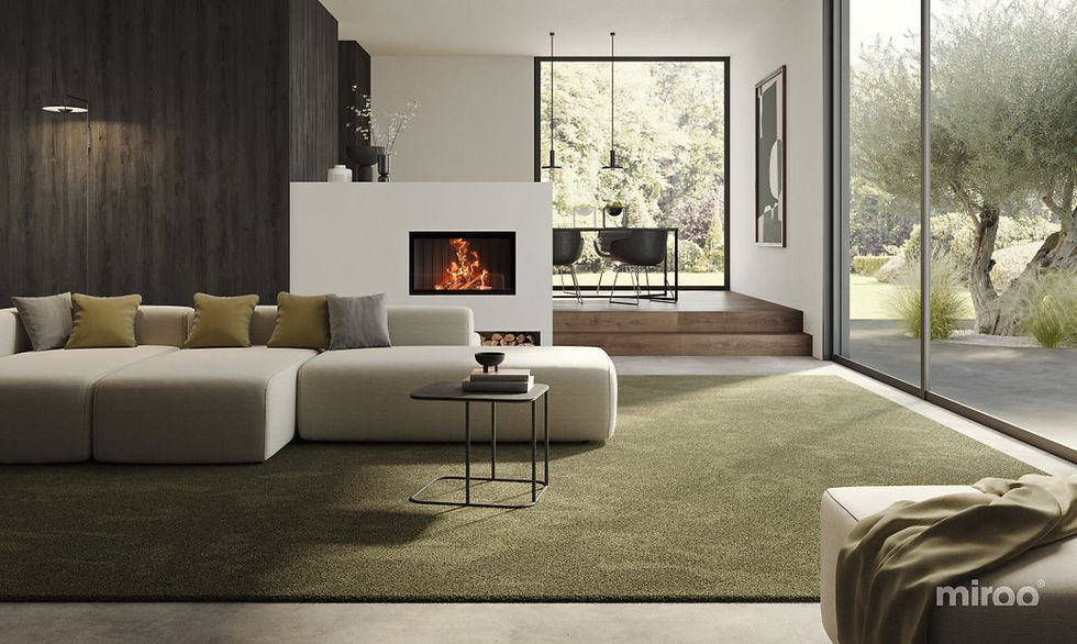 Moderner Wohnraum mit großem Teppich, Sofa, Kamin und bodentiefen Fenstern mit Blick in den Garten, von ML DER RAUM