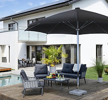 Großer Sonnenschirm spendet angenehmen Schatten über einer modernen Lounge‑Terrasse mit Pool und Sitzgruppe im Außenbereich eines Wohnhauses, von ML DER RAUM