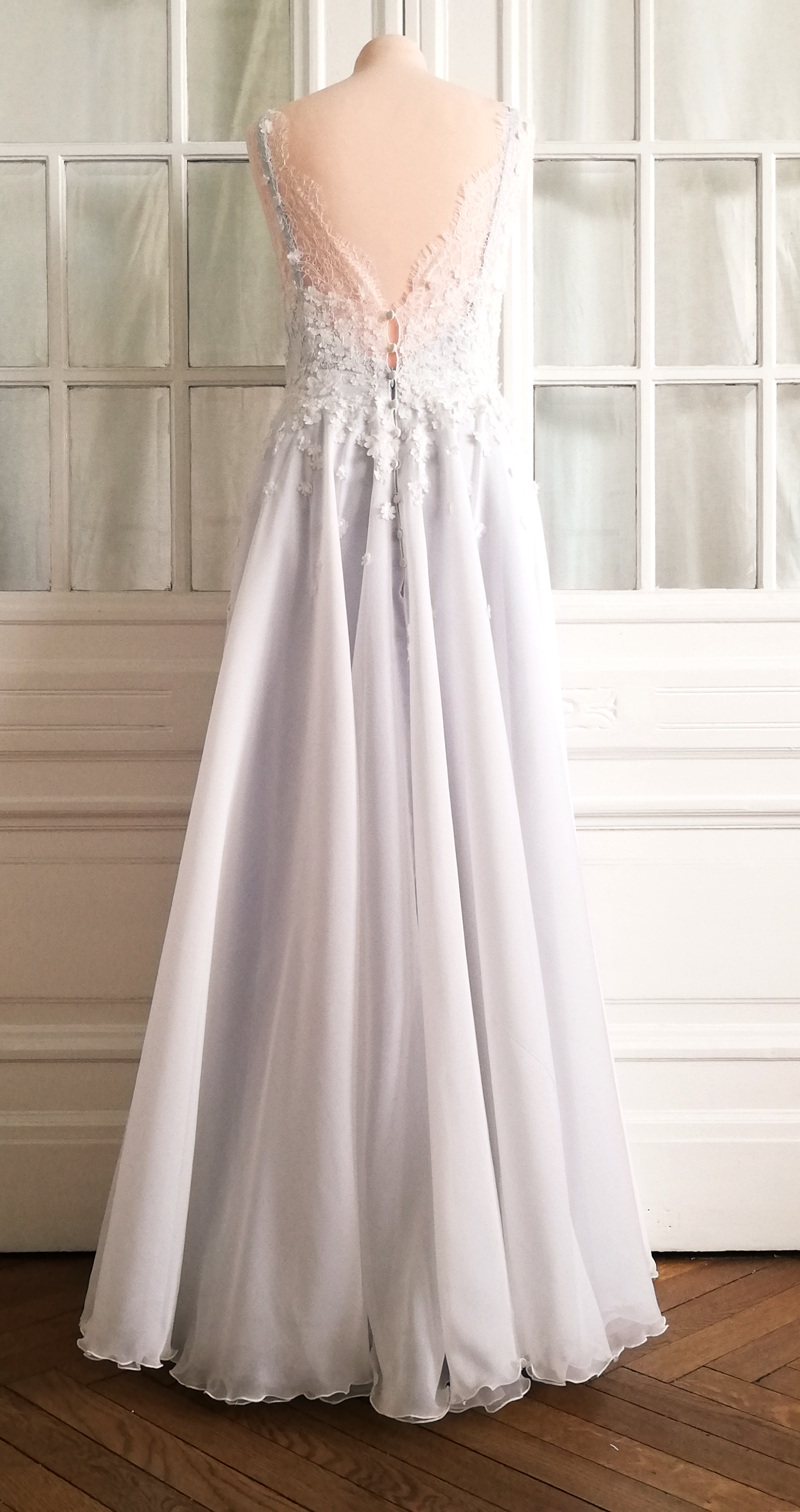 Brautkleid 2-lagig, Überkleid Oberteil aus zarter 3d-Blütenspitze, auslaufend in den Rock aus Chiffon bzw Organza