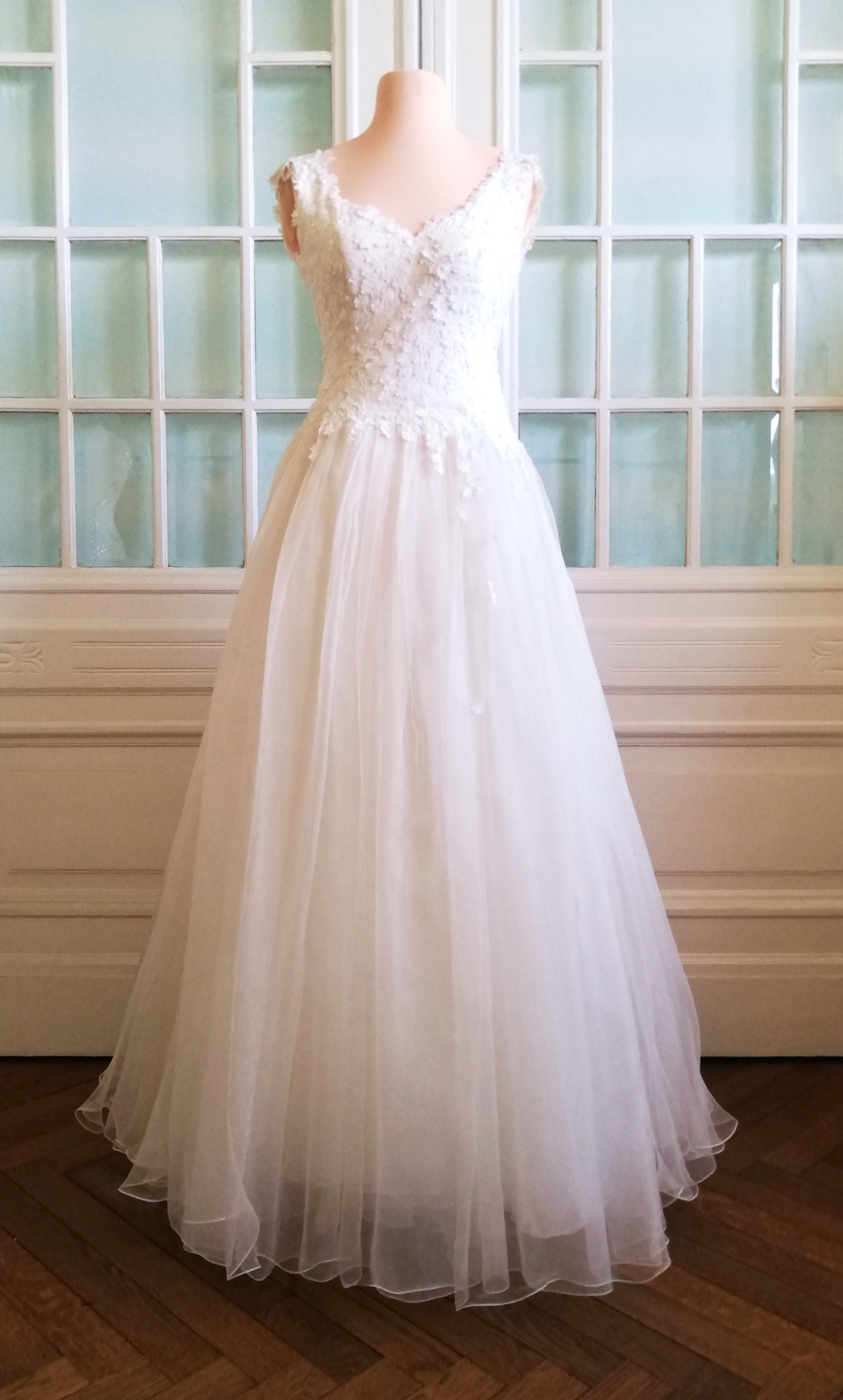Brautkleid 2-lagig, Überkleid Oberteil aus zarter 3d-Blütenspitze, auslaufend in den Rock aus Chiffon bzw Organza