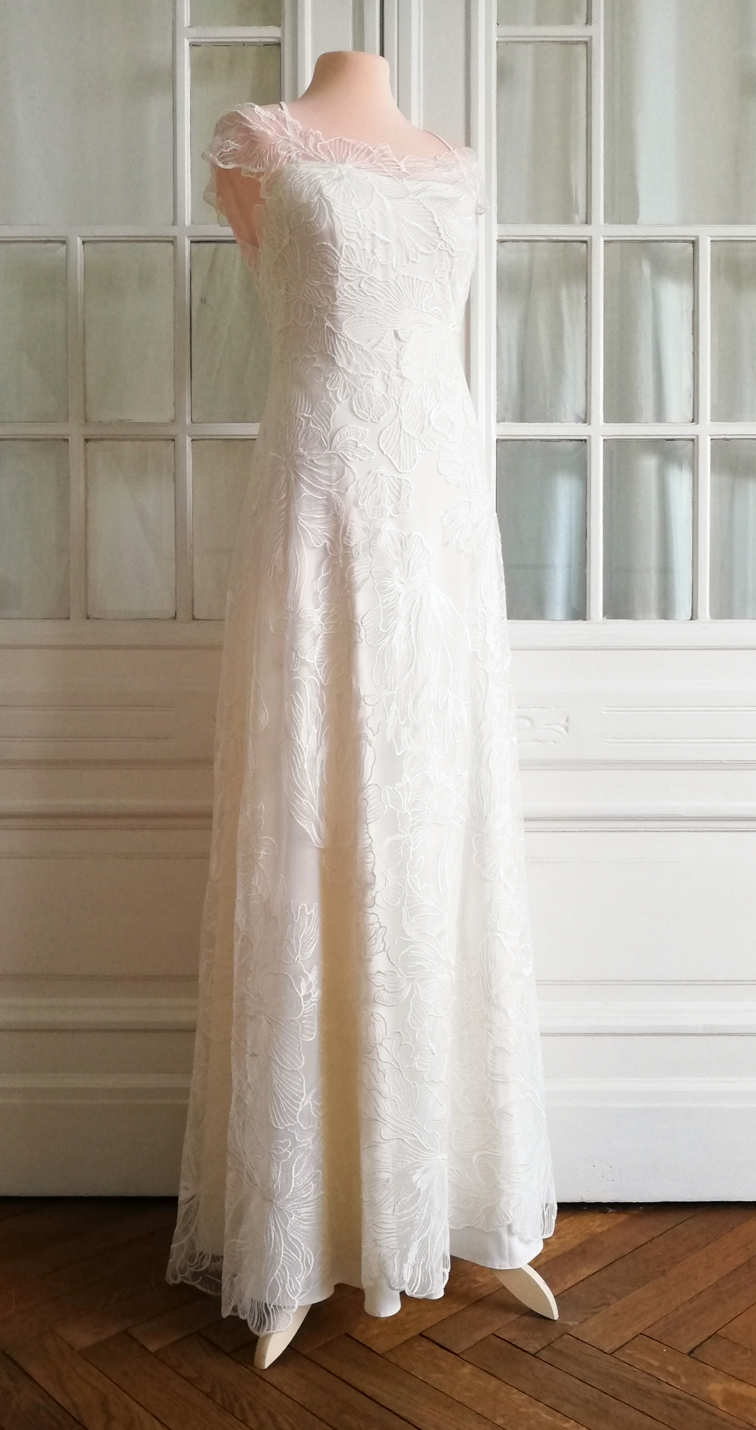2. Spitzenkleid für Boho Brautkleid 3-lagig mit Überkleid aus mit Oberteil aus Pailletten bestickter 3d-Blütenspitze und Tüllrock