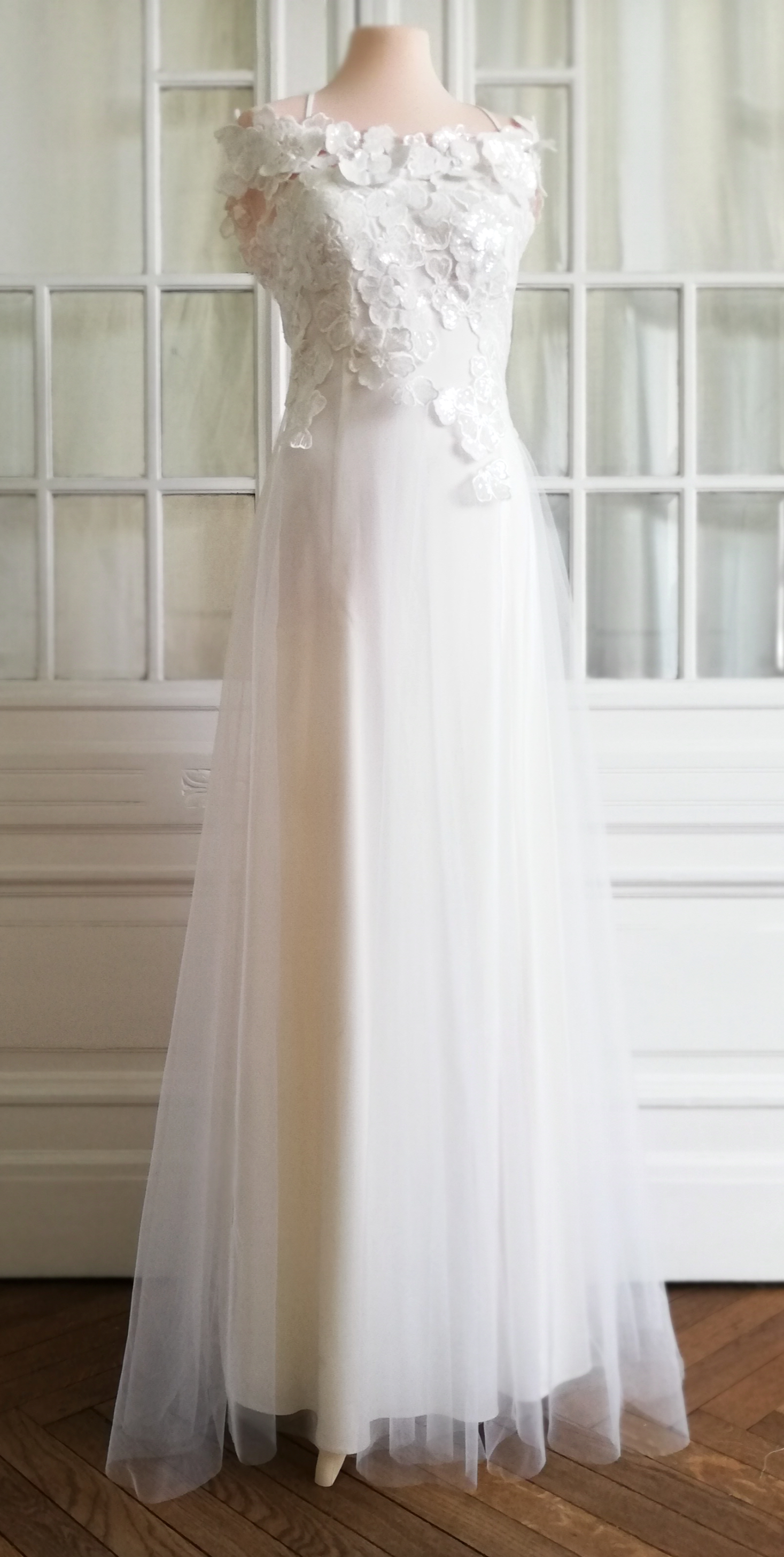 Boho Brautkleid 2-lagig mit Überkleid aus mit Oberteil aus Pailletten bestickter 3d-Blütenspitze und Tüllrock