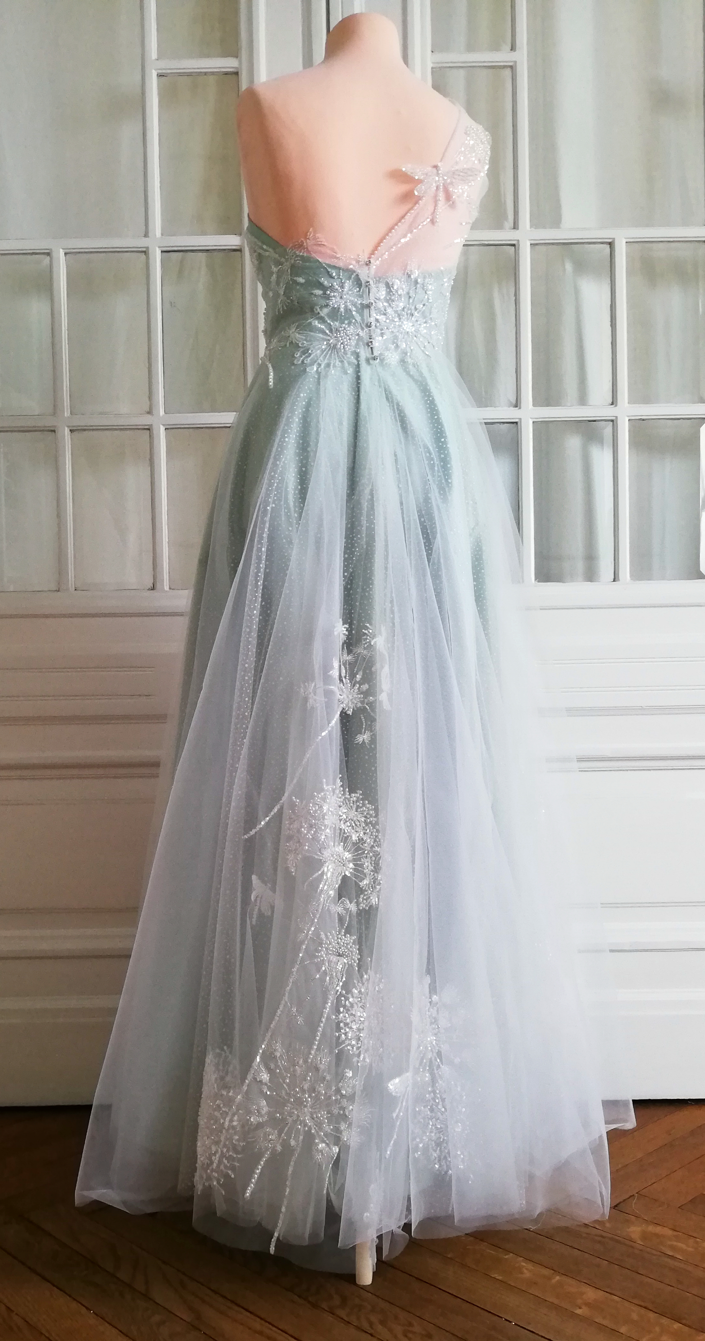 Brautkleid 2-lagig mit Überkleid aus mit Perlen und Pailletten bestickter Pusteblumen-Spitze, 3d-Libellen und Tüll.
Darunter ein mintfarbenes Korsagenkleid aus Doupionseide.