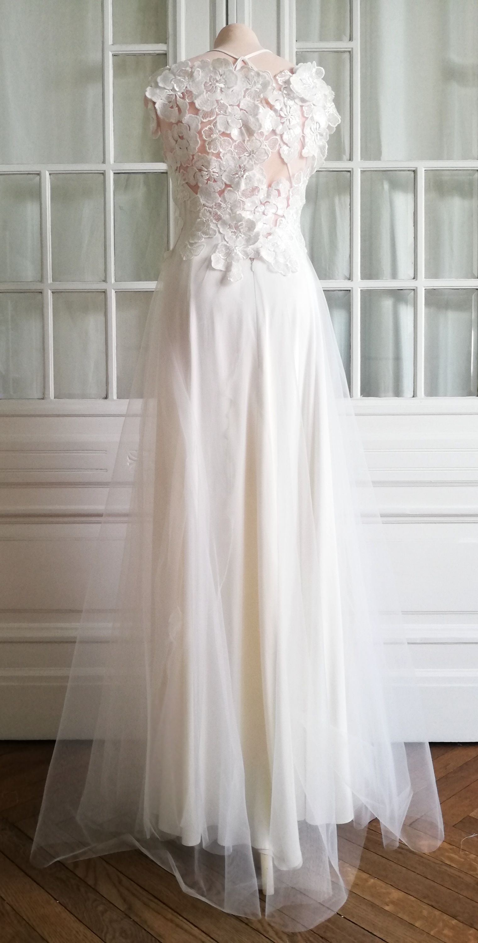 Boho Brautkleid 2-lagig mit Überkleid aus mit Oberteil aus Pailletten bestickter 3d-Blütenspitze und Tüllrock