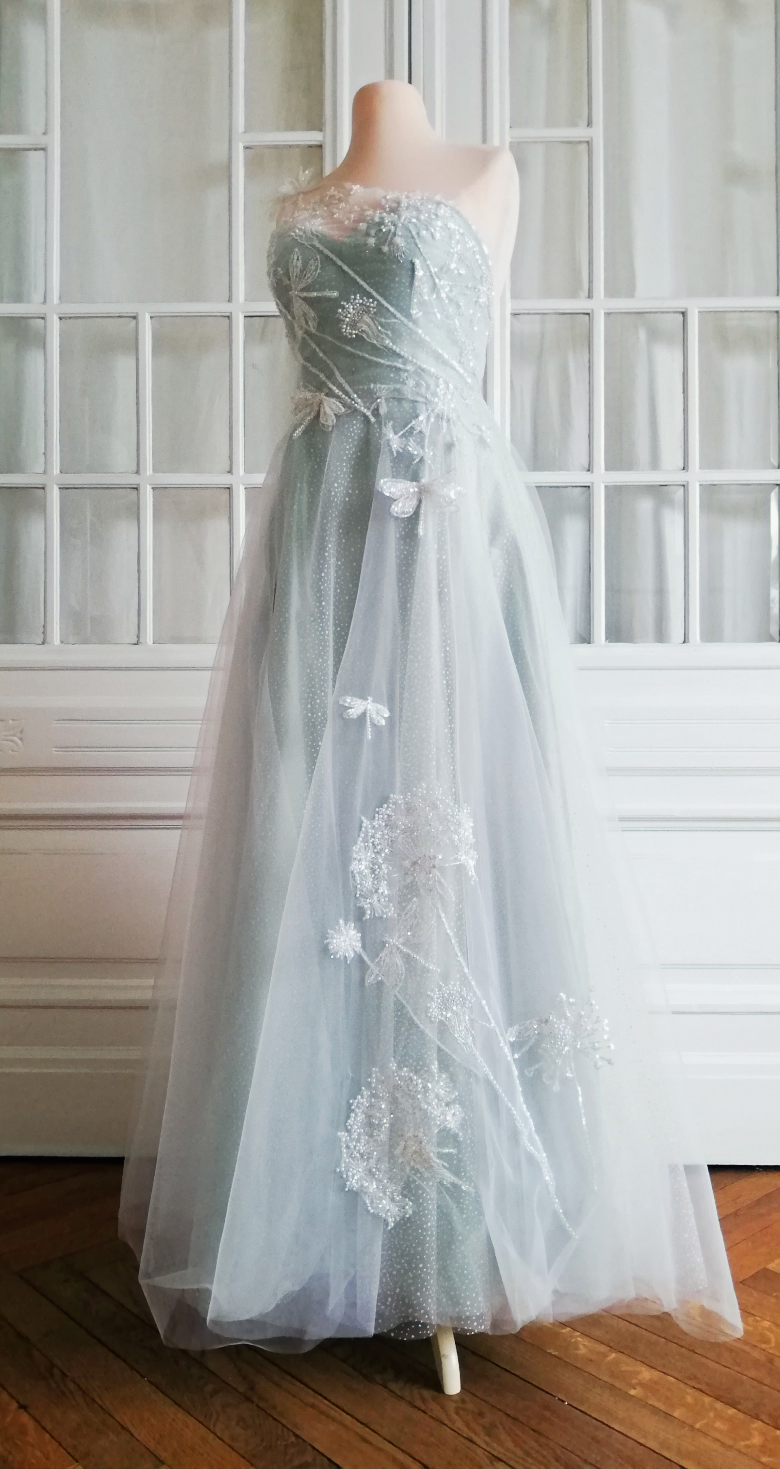 Brautkleid 2-lagig mit Überkleid aus mit Perlen und Pailletten bestickter Pusteblumen-Spitze, 3d-Libellen und Tüll.
Darunter ein mintfarbenes Korsagenkleid aus Doupionseide.